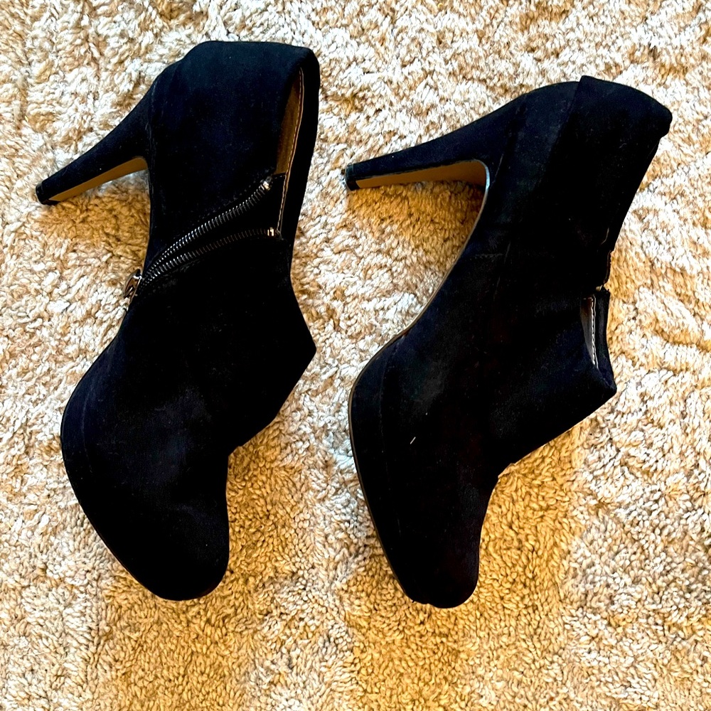 Adrienne Vittadini platform suede booties